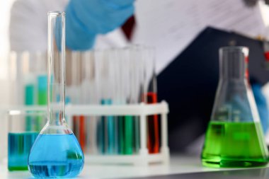 Kimya endüstrisi ampul mavi kırmızı ile