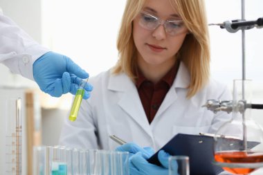 Koruyucu eldiven kollarında teknisyen hold