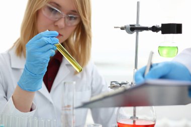 Koruyucu eldiven kollarında teknisyen hold