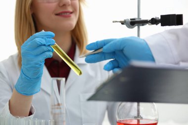 Koruyucu eldiven kollarında teknisyen hold