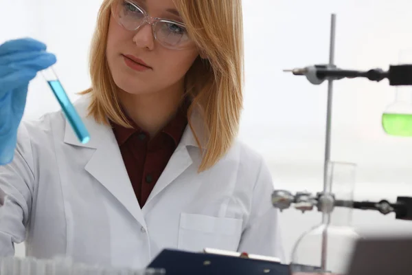 Techniker in Schutzhandschuhen in den Armen — Stockfoto