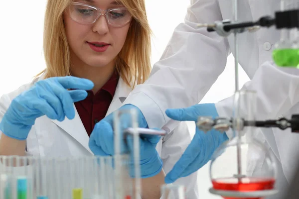 Uma médica feminina em um laboratório químico detém — Fotografia de Stock