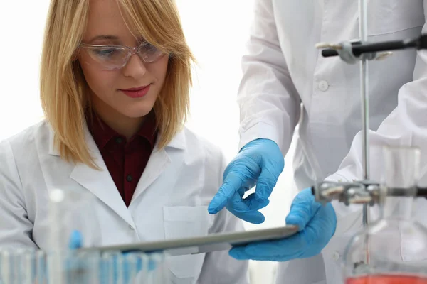 Un medic de sex masculin într-un laborator chimic deține — Fotografie, imagine de stoc