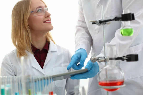 Ein Arzt in einem Chemielabor hält — Stockfoto