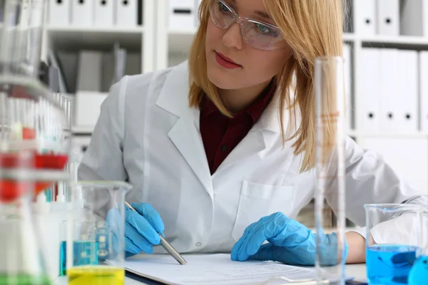 Química feminina no laboratório de biologia — Fotografia de Stock