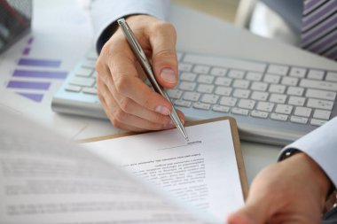 El işadamı dolduran takımlı ve