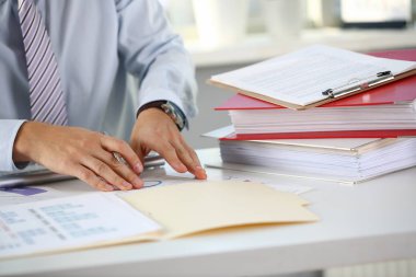 Belgeler ile mali erkek el ele tutuşur