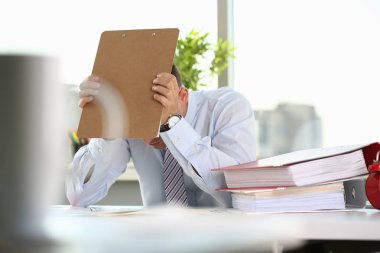 Stres ve baş ağrısı bir adam deneyimleri