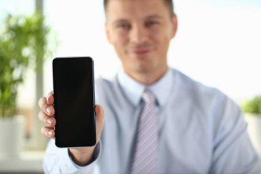 Bir işadamı yeni bir akıllı telefon tutar