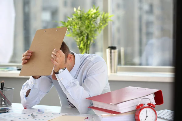 Un uomo sperimenta stress e mal di testa — Foto Stock