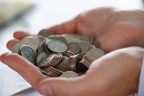 Hand Geschäftsmann steckt Pin-Geld — Stockfoto