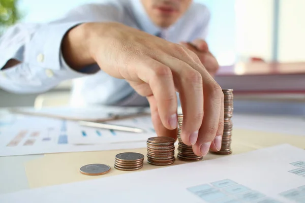 Mano de hombre de negocios poniendo dinero pin —  Fotos de Stock