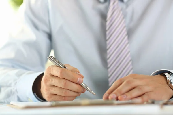 Männlicher Arm in Anzug und Krawatte halten Silber — Stockfoto