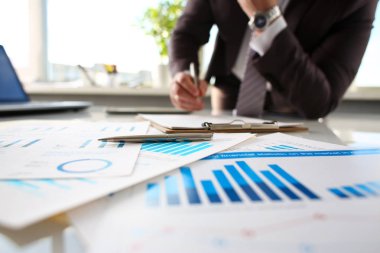 Ofiste tabloda önemli kağıt gümüş kalem yalan