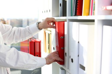 Erkek silah office kitap raf kırmızı dosya klasörü seçin