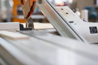 Elektrik kullanarak alt portre gördüm