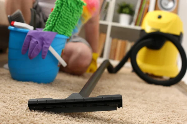 Opieka domowa dla próżni usunąć dywan — Zdjęcie stockowe