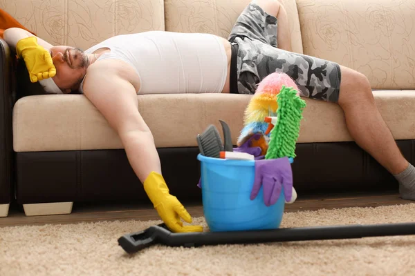 O homem foi deixado sozinho em casa cansado — Fotografia de Stock