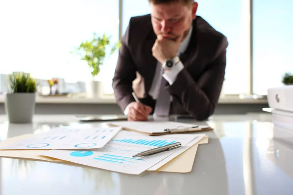 Silver penna lögn på viktiga papper på bordet i office — Stockfoto