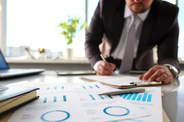 Silver Penna Lögn Viktiga Papper Bordet Office Närbild Med Affärsmannen — Stockfoto