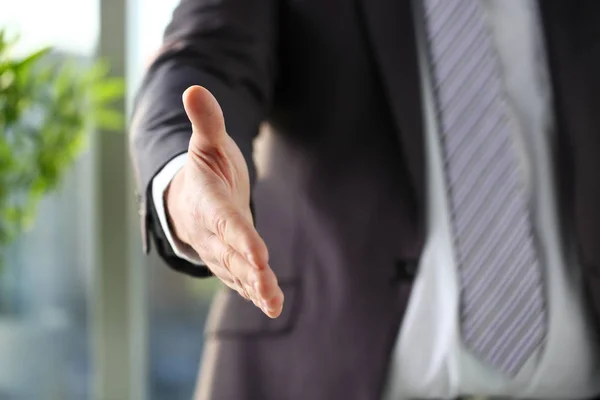 Mann in Anzug und Krawatte gibt Hand als Hallo im Amt — Stockfoto