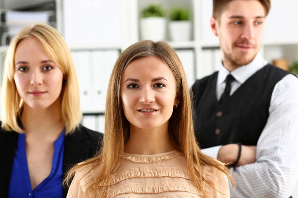 Grupp av leende människor stå i office inne i kameran — Stockfoto