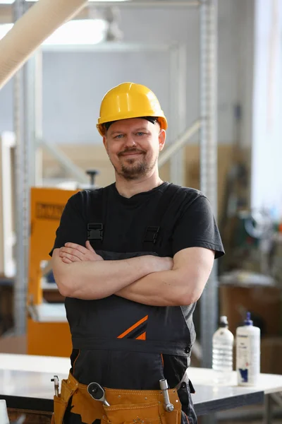 Portret van jonge aantrekkelijke man in werkkleding — Stockfoto