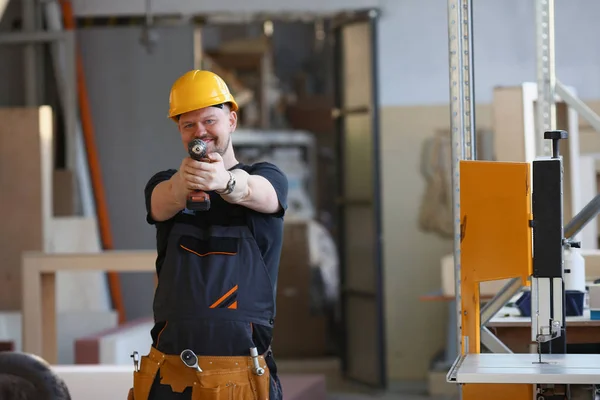Brazos del trabajador que utiliza el primer plano de taladro eléctrico — Foto de Stock