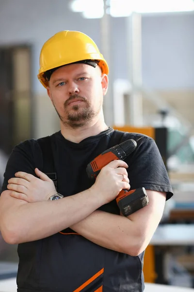 Herb pracownika za pomocą wiertarki elektryczne zbliżenie — Zdjęcie stockowe
