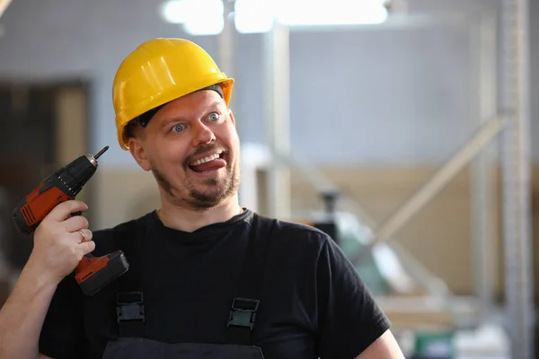 Trabalhador idiota usando retrato de broca elétrica — Fotografia de Stock