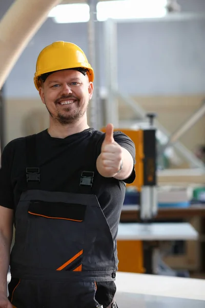 Trabalhador sorrindo em amarelo capacete mostrar confirmar sinal — Fotografia de Stock