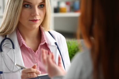 Güzel kadın tıp doktor gülümseyen açıklamak