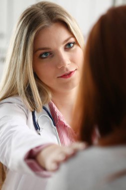 Yakışıklı samimi kadın doktor ile müteşekkir konuşmak