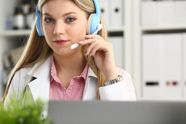 Retrato de feliz sonriente joven médico en auriculares — Foto de Stock