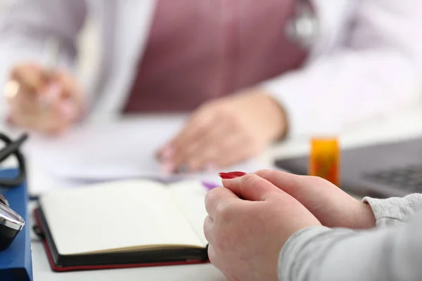 Mujer médico de la mano mantenga pluma de plata — Foto de Stock