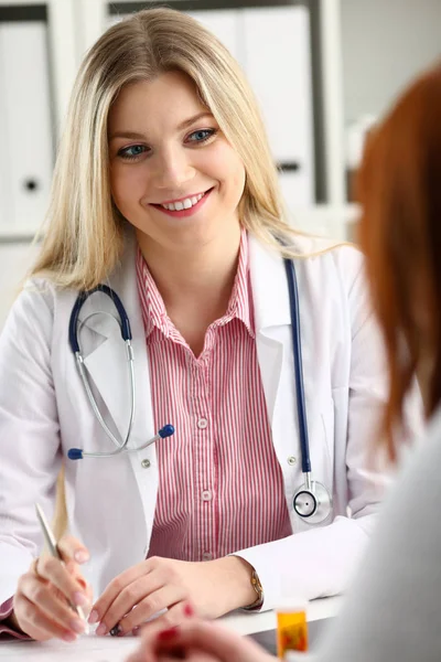 Sorrindo bela médica medicina feminina explicar o diagnóstico — Fotografia de Stock