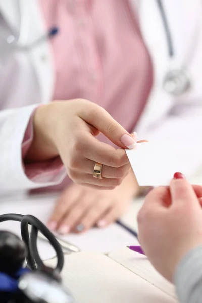 Médico femenino mano dar blanco en blanco — Foto de Stock