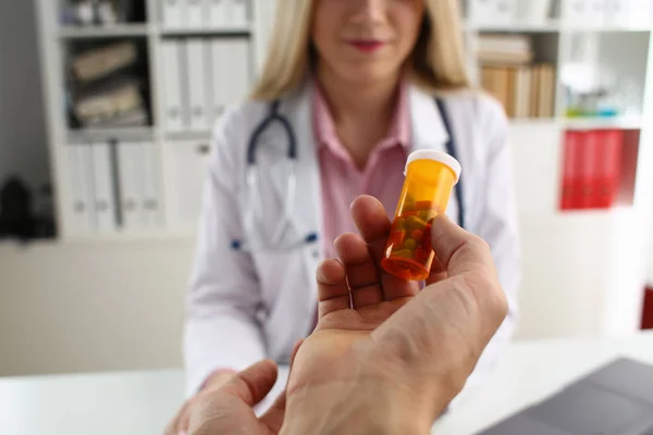 Чоловіча медицина лікар рука тримає банку таблеток — стокове фото