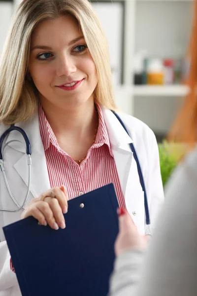 Sorrindo Bela Médica Medicina Feminina Explicar Diagnóstico Para Paciente Masculino — Fotografia de Stock