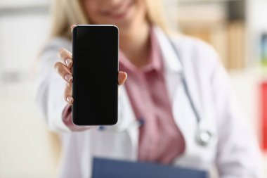 Güzel kadın sarışın doktor Smartphone holding