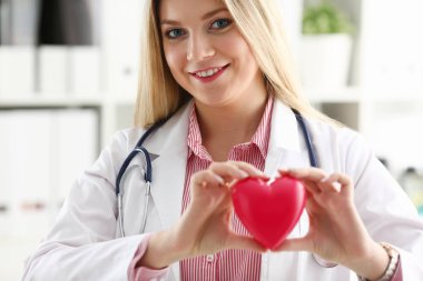 Güzel sarışın kadın doktor tutmak gülümseyen