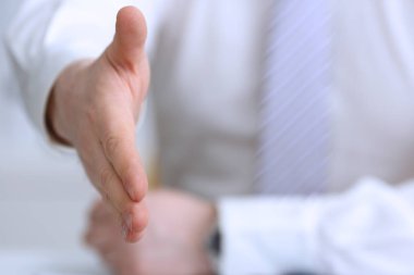 Takım elbiseli adam ve vermek el Merhaba olarak bağla