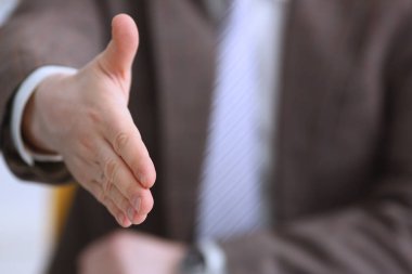 Takım elbiseli adam ve vermek el Merhaba olarak bağla