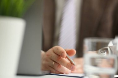 Takım elbise ve kravat erkek kol tutun gümüş kalem doldurma programı