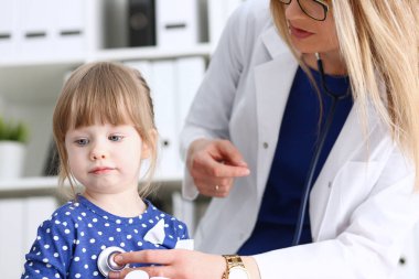 Doktor Resepsiyon stetoskop ile küçük çocuk