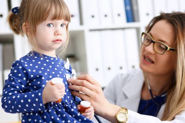 Doktor Resepsiyon stetoskop ile küçük çocuk