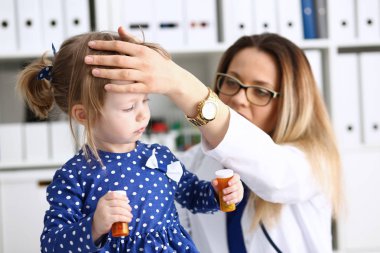 Doktor resepsiyonda küçük çocuk