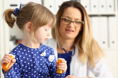 Küçük çocuk ile anne çocuk doktoru resepsiyonda