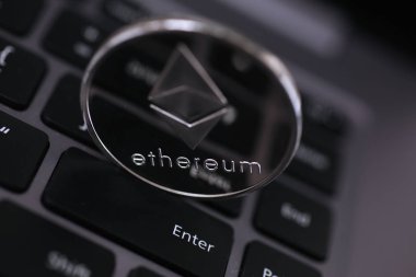 Gümüş ethereum para üstünde laptop yalan söylüyor