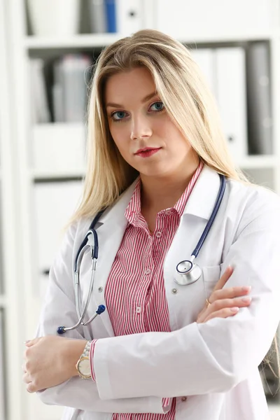 Hermosa mujer sonriente médico sentarse en el lugar de trabajo — Foto de Stock